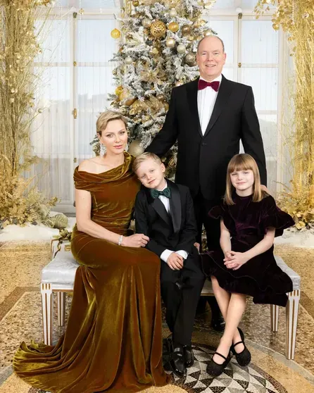 Княгиня Шарлен, князь Альбер II с детьми