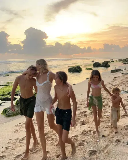 Елена Перминова с детьми на Бали