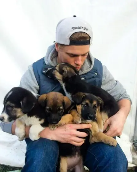 Гас Кенуорти с щенками
