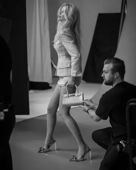 Клаудия Шиффер, бэкстейдж съёмки для Versace