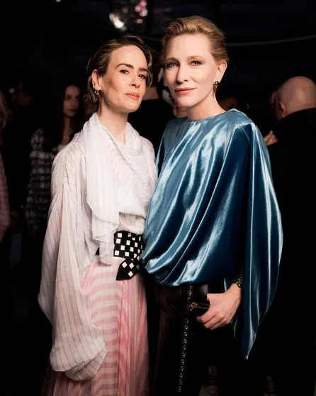 Сара Полсон и Кейт Бланшетт на показе Louis Vuitton на Неделе моды в Париже/Фото: Pierre Mouton/Getty Images