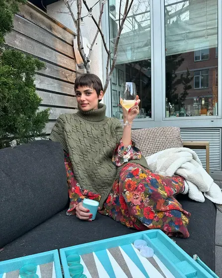 Тейлор Хилл живёт свою лучшую жизнь в бабушкиной эстетике: вязаная жилетка, цветочное платье, вино и нарды/Фото: taylor_hill/Instagram*