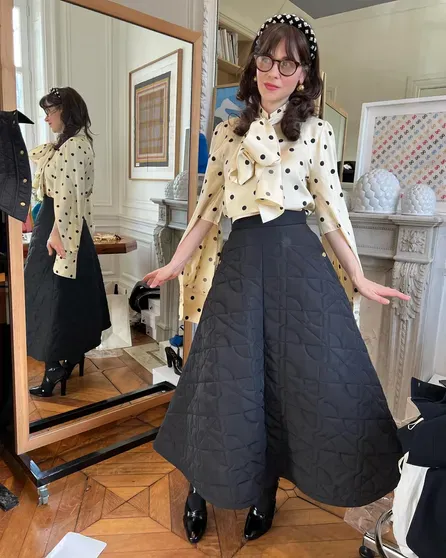 Зои Дешанель в модном горошке и объёмной стёганой юбке Patou/Фото: zooeydeschanel/Instagram*