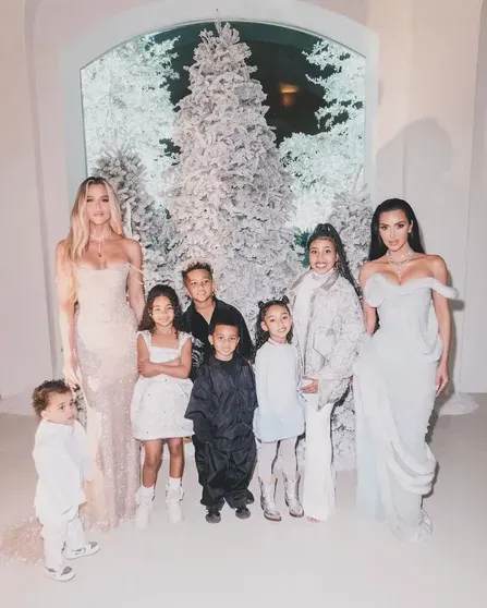 Ким и Хлоя Кардашьян с детьми