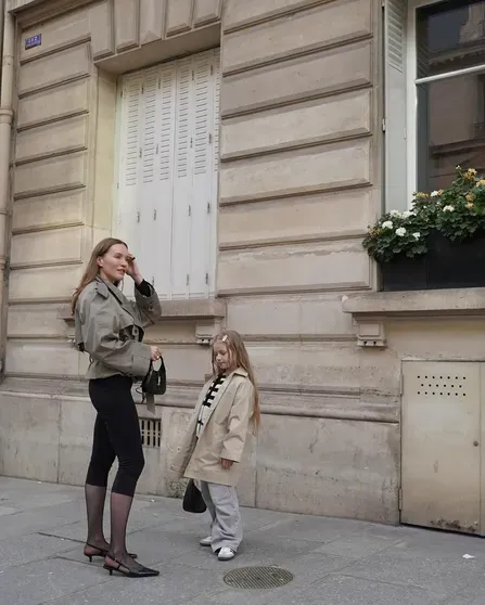 Наталья Давыдова тоже примерила капри на прогулке с дочерью в Париже/Фото: tetyamotya/Instagram*