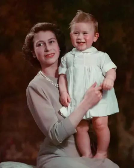 Королева Елизавета II с сыном Чарльзом