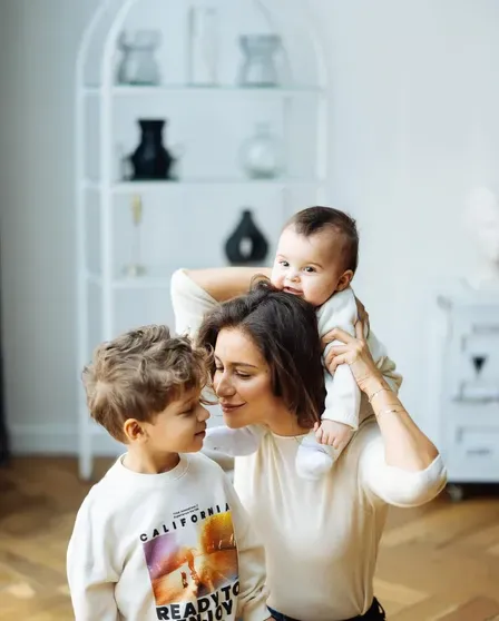 Равшана Куркова с детьми
