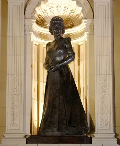 Статуя Елизаветы II