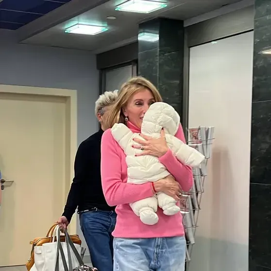 Светлана Бондарчук и Сергей Харченко забирают сына из роддома