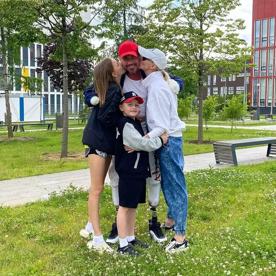 Роман Костомаров с семьёй