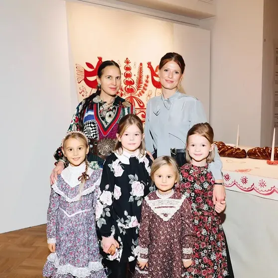 Софья Эрнст с дочерьми и гостья вечера с детьми