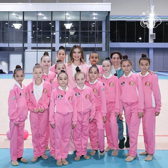 Алина Кабаева с юными гимнастками/Фото: skygraceacademy/Telegram