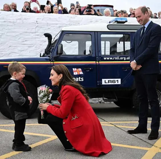 Кейт Миддлтон общается с малышом во время публичного выхода, 2022 год/Фото: princeandprincessofwales/Instagram*