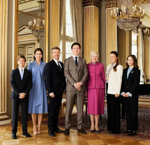 Принц Кристиан с бабушкой, родителями, братом и сёстрами