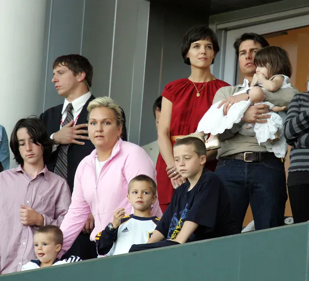 Том Круз и Кэти Холмс с дочерью Сури, Бруклин, Ромео и Круз Бекхэм на матче Дэвида Бекхэма в 2008 году