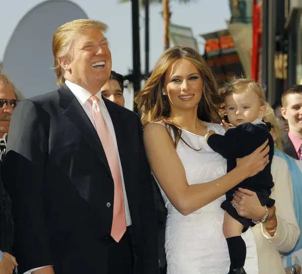 Дональд и Мелания Трамп с сыном Бэрроном/Фото: Vince Bucci/Getty Images