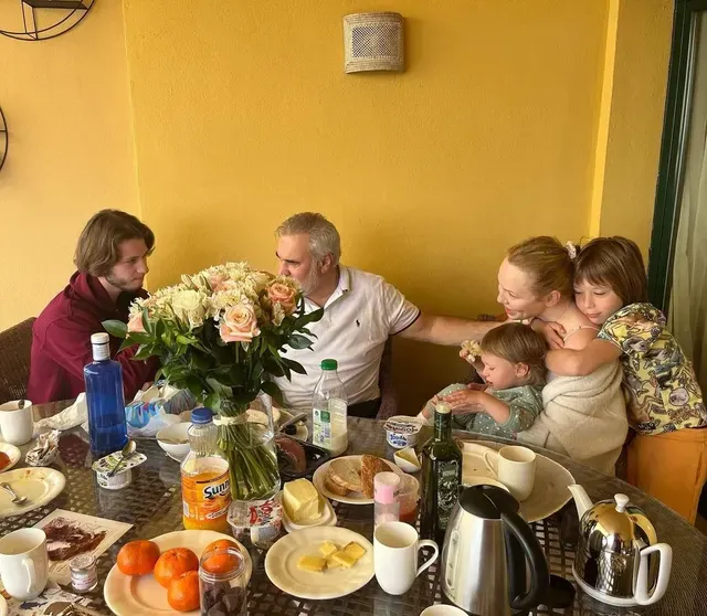 Валерий Меладзе и Альбина Джанабаева с детьми