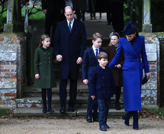 Принц Уильям, Кейт Миддлтон, принцесса Шарлотта, принц Луи, принц Джордж и Мия Тиндалл