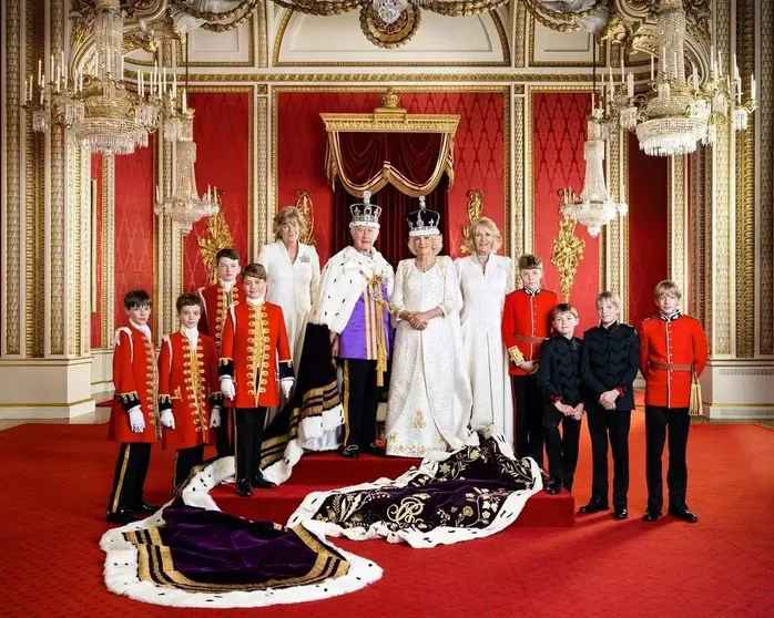 Король и королева Великобритании с придворными дамами и почетными пажами