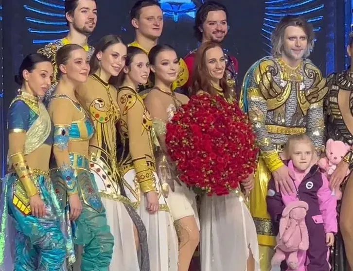 Пётр Чернышёв с дочерью Милой и артистами ледового шоу