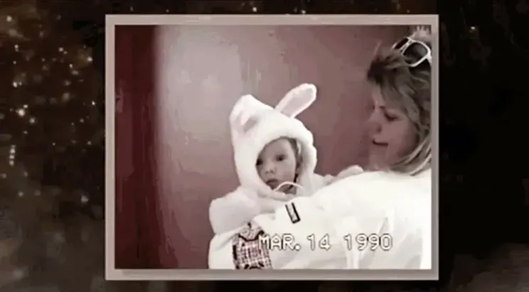 Тейлор Свифт в костюме кролика в 1989 году/Фото: taylornation/Instagram*