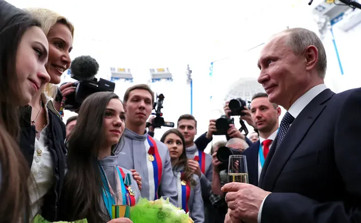 Этери Тутберидзе и Владимир Путин с победителями и призёрами XXIII зимних Олимпийских игр в Пхёнчхане
