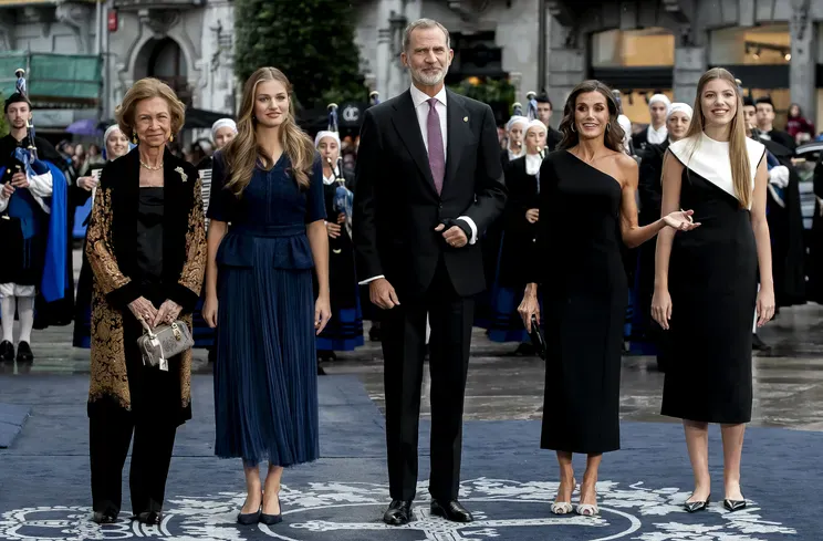 Королева Испания София, король Филипп VI и королева Летиция с дочерьми, принцессами Леонор и Софией
