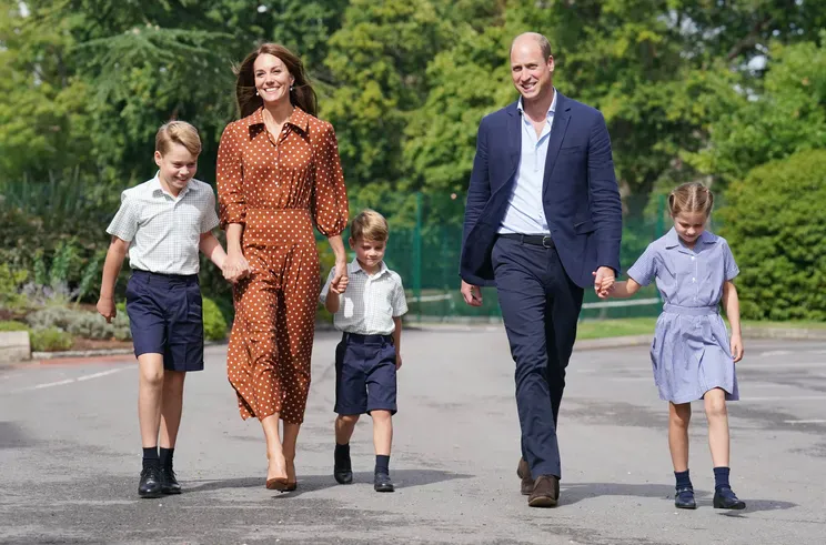 Кейт Миддлтон и принц Уильям ведут детей в школу, 2022 год/Фото: Jonathan Brady — Pool/Getty Images