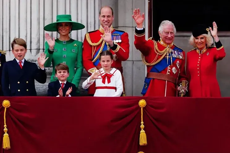 Король Карл III, королева Камилла, принц Уильям, Кейт Миддлтон, принц Джордж, принцесса Шарлотта, принц Луи