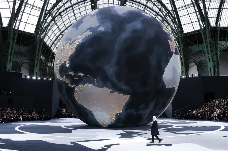 Карл Лагерфельд на финале показа Chanel осень-зима — 2013