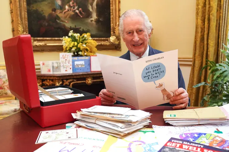 Король Карл III читает открытки и послания с пожеланиями здоровья