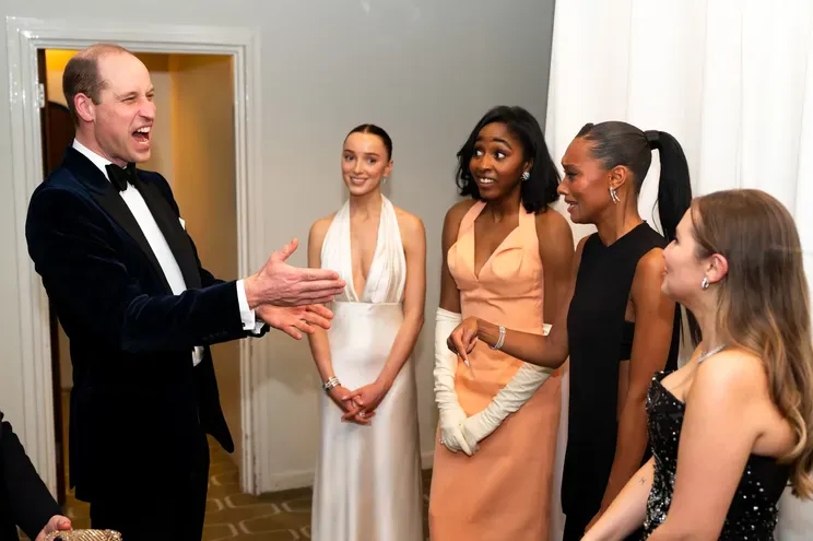 Принц Уэльский Уильям, президент премии BAFTA, встречает восходящих звёзд EE Фиби Дайневор, Айо Эдебири, Софи Уайлд и Миа Маккенну-Брюс после церемонии вручения кинопремии BAFTA-2024