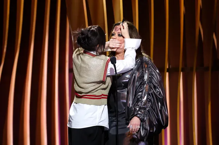 Билли Айлиш и Мелисса Маккарти во время 30-й ежегодной церемонии вручения премии Гильдии киноактёров