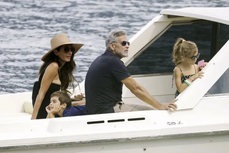 Амаль и Джордж Клуни с детьми