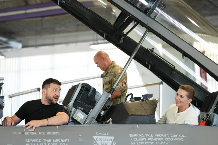 Владимир Зеленский и Метте Фредериксен в кабине истребителя F-16