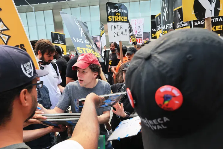 Джесси Айзенберг на забастовке в Нью-Йорке
