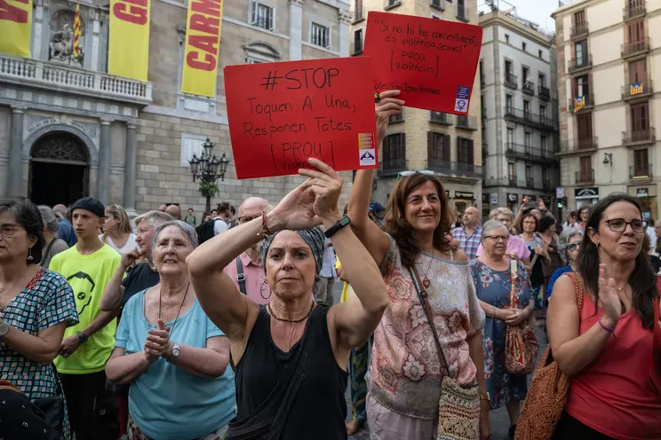Протест с требованием отставки Луиса Рубиалеса в Барселоне