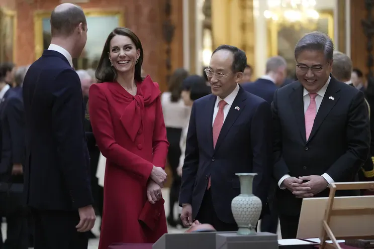 Кейт Миддлтон и принц Уильям с корейскими дипломатами