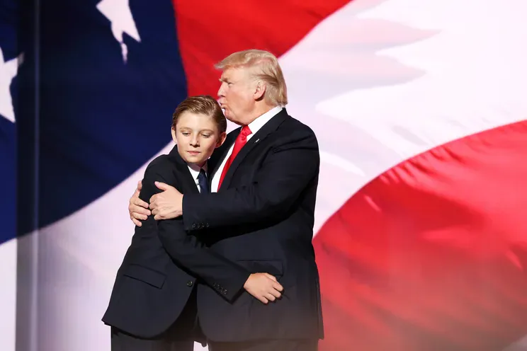 Бэррон Трамп с отцом в 2016 году/Фото: John Moore/Getty Images