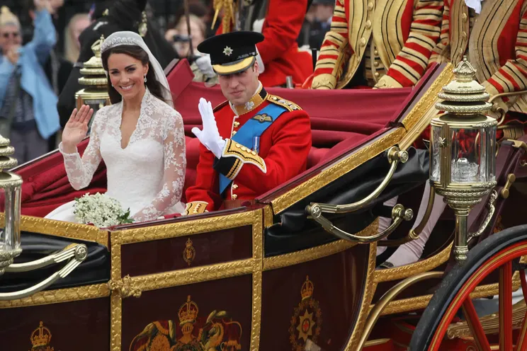 Кейт Миддлтон и принц Уильям по традиции приехали на карете, а в сети после этого сравнили Кейт с Золушкой/Фото: Sean Gallup/Getty Images