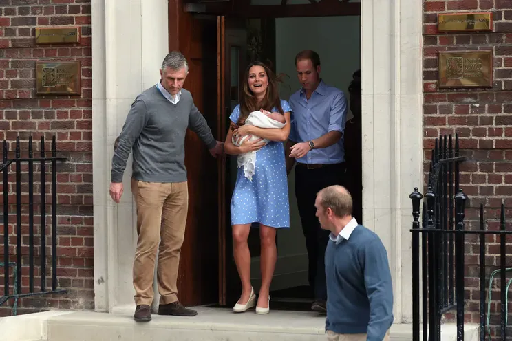 Рождение их первенца, принца Джорджа, в 2013 году обсуждала вся Великобритания, а Кейт встречали у дверей родильного дома. Кстати, её голубое платье после этого выхода стало культовым/Фото: Oli Scarff/Getty Images
