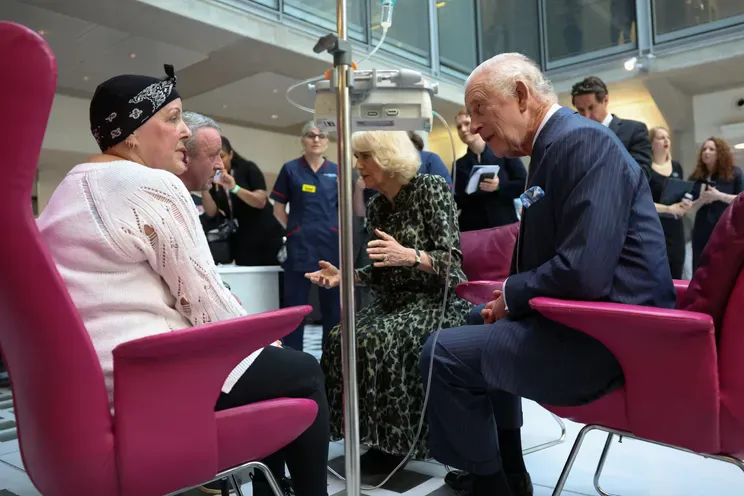 Карл III и королева Камилла в центре по лечению онкологических заболеваний/Фото: Suzanne Plunkett — WPA Pool/Getty Images