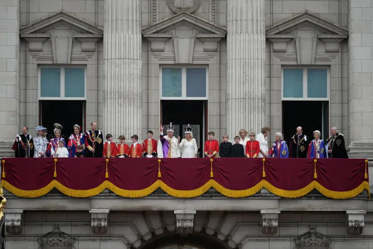 Королевская семья на балконе Букингемского дворца