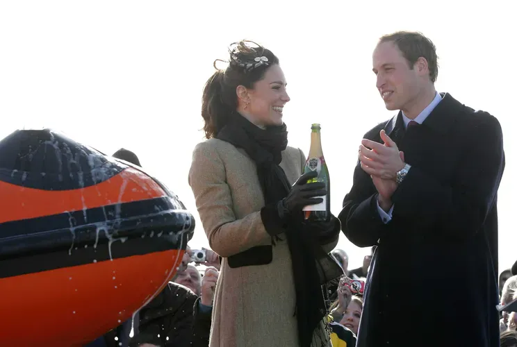Ещё до свадьбы Кейт Миддлтон начала выходить с Уильямом в свет, помогая ему исполнять королевские обязанности/Кейт Миддлтон и принц Уильям в 2011 году/Фото: Phil Noble-WPA Pool/Getty Images