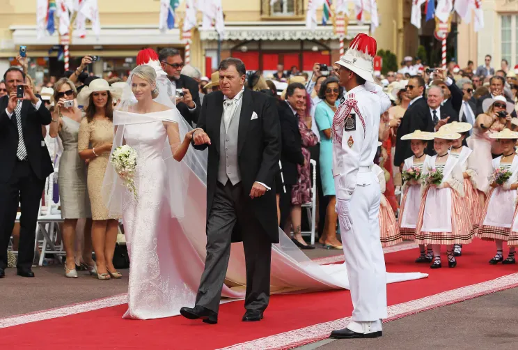 Принцесса Монако Шарлен с отцом на своей свадьбе в 2011 году