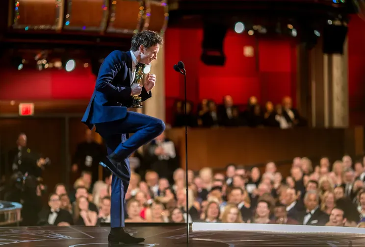 Эдди Редмэйн выступает на сцене после получения награды за лучшую мужскую роль