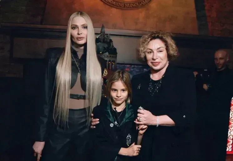 Алёна Шишкова с дочерью Алисой и Симоной Юнусовой/Фото: missalena.92/Instagram*