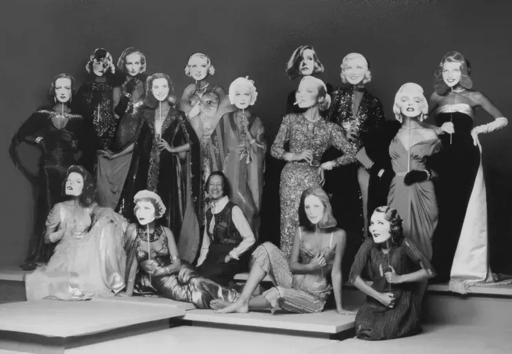 Диана Вриланд в окружении моделей и актрис в костюмах и масках, подготовленных для выставки "Романтичная и роскошная мода Голливуда", 1974 год