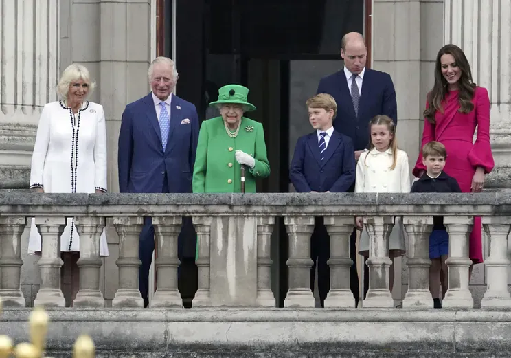 Королева Елизавета II, принц Чарльз, Камилла Паркер-Боулз, принц Уильям и Кейт Миддлтон с детьми: принцем Джорджем, принцессой Шарлоттой и принцем Луи