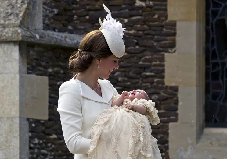 В мае 2015 года Кейт родила второго ребёнка — дочь Шарлотту. Маленькая принцесса вышла настоящей копией своей бабушки, королевы Елизаветы/Фото: Matt Dunham — WPA Pool /Getty Images